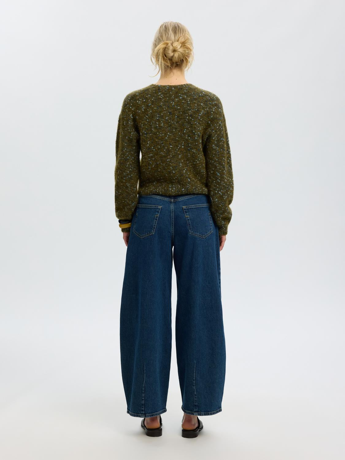 model_shot-back